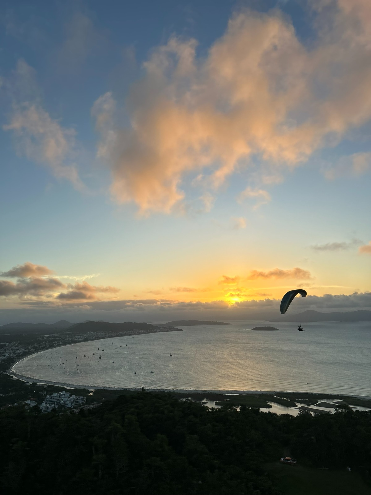 Pôr do sol visto durante o voo na Praia Brava