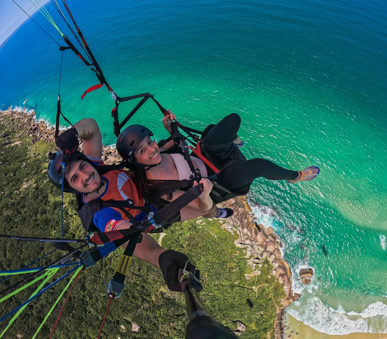 Equipe Brava Parapente e clientes felizes após o voo